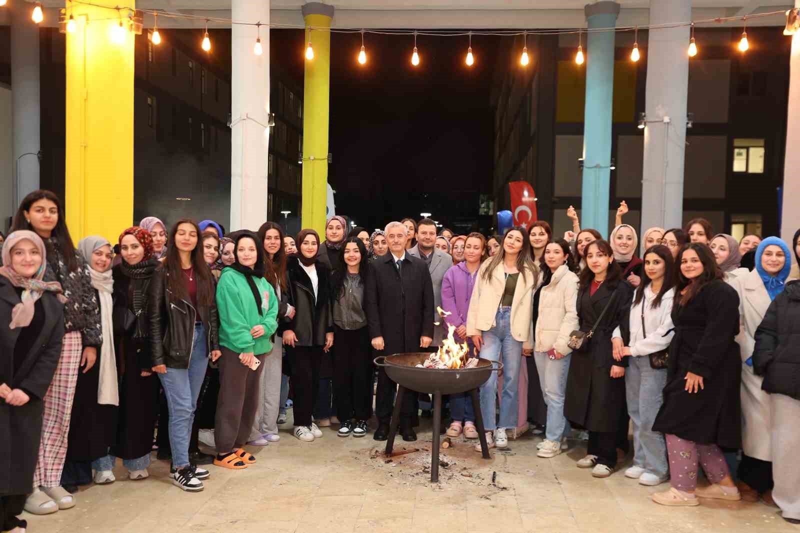 Tahmazoğlu &ouml;ğrencilerle sahurda buluştu
