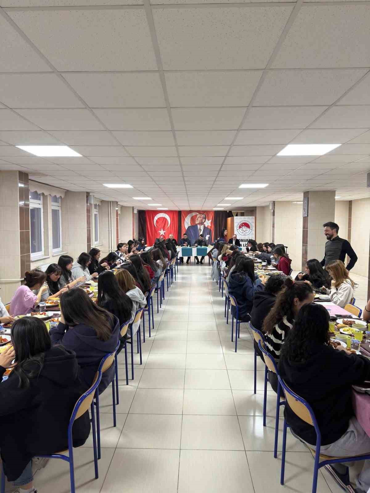Tomarza protokol&uuml; &ouml;ğrencilerle iftarda buluştu

