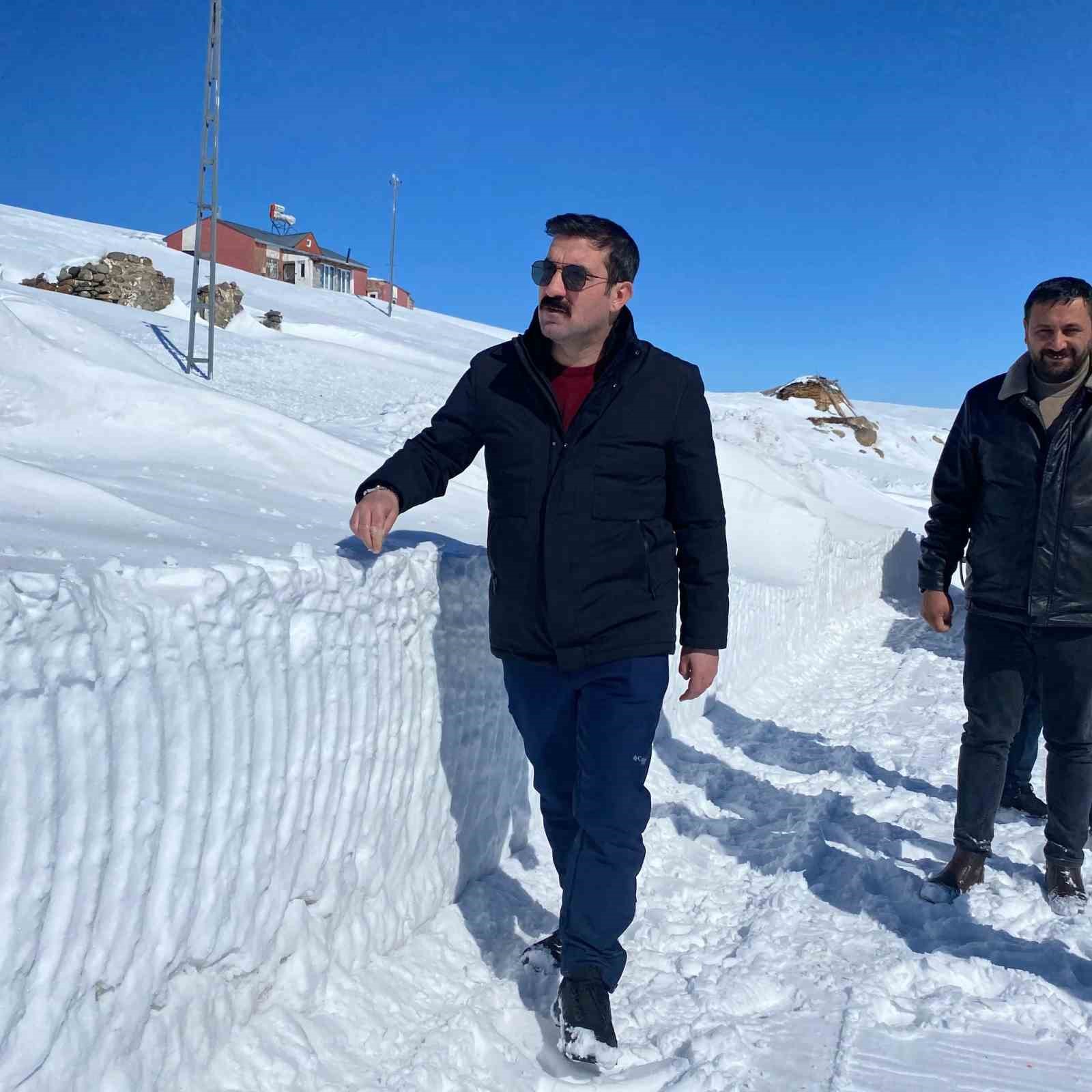 Kaymakam Akk&ouml;z, karla m&uuml;cadele &ccedil;alışmalarını yerinde inceledi
