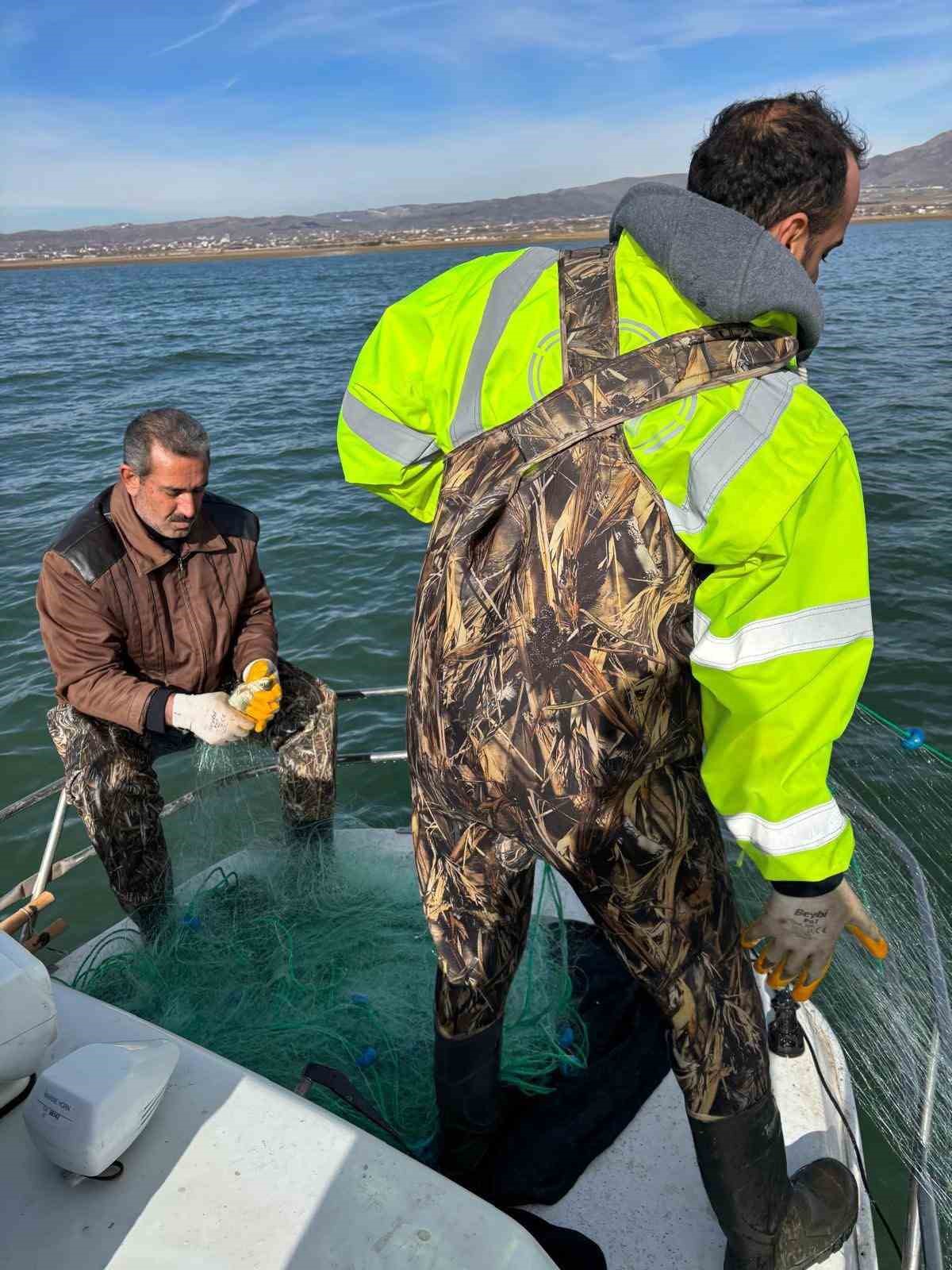 Elazığ&rsquo;da kış mevsimi balık &ouml;rneklemesi &ccedil;alışması
