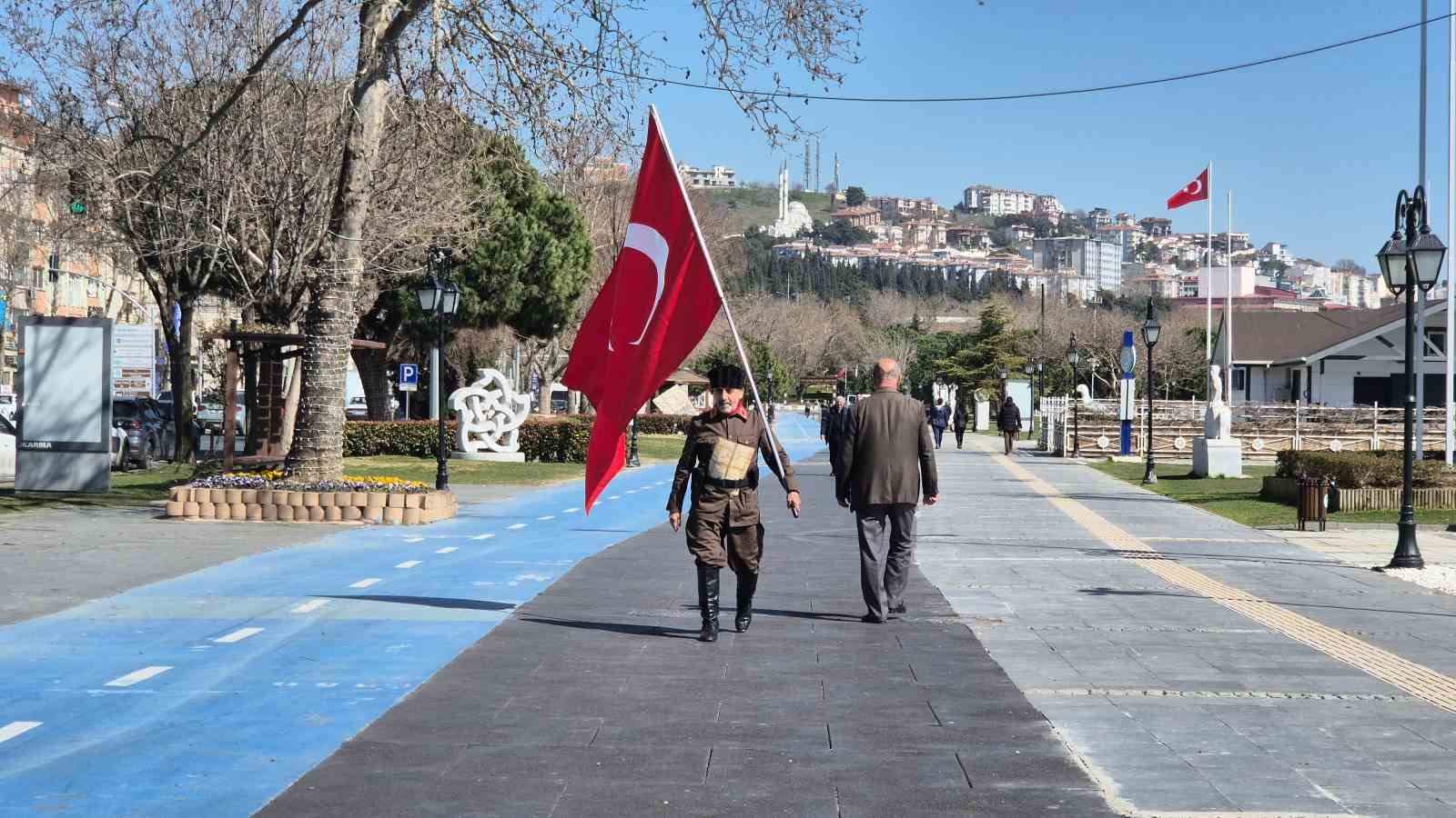 Askeri kıyafeti ve elinde T&uuml;rk bayrağıyla İstanbul&rsquo;dan &Ccedil;anakkale&rsquo;ye y&uuml;r&uuml;yor
