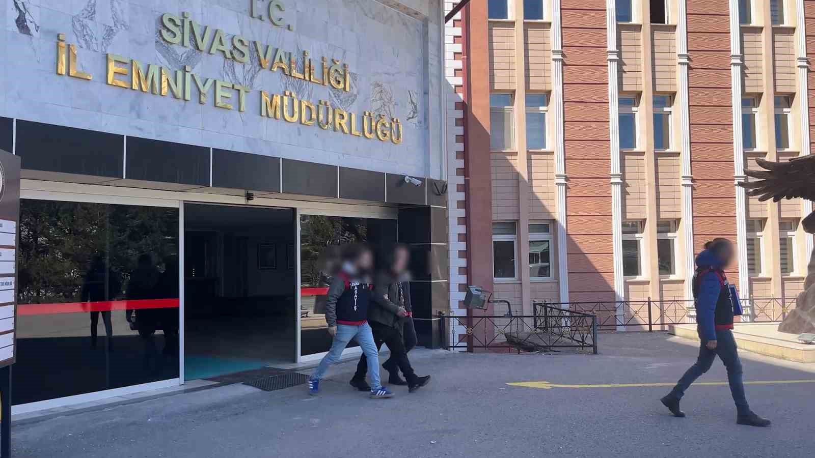 Kadın kılığına girseler de polisten ka&ccedil;amadılar
