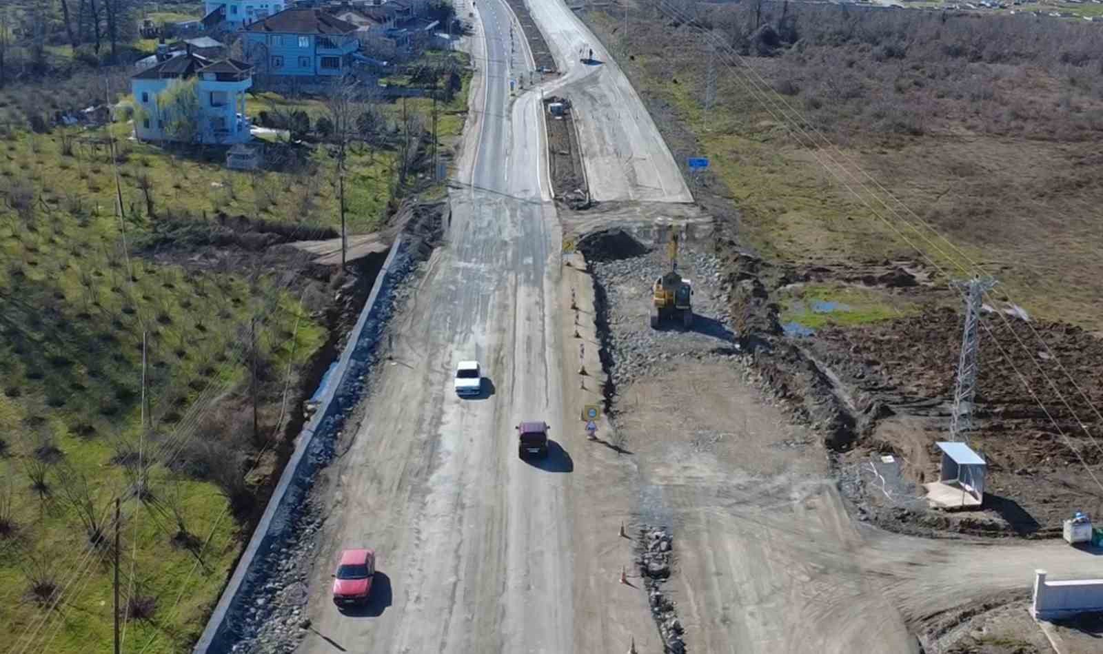 &Ccedil;arşamba-Ayvacık karayolunda &ccedil;alışmalar s&uuml;r&uuml;yor
