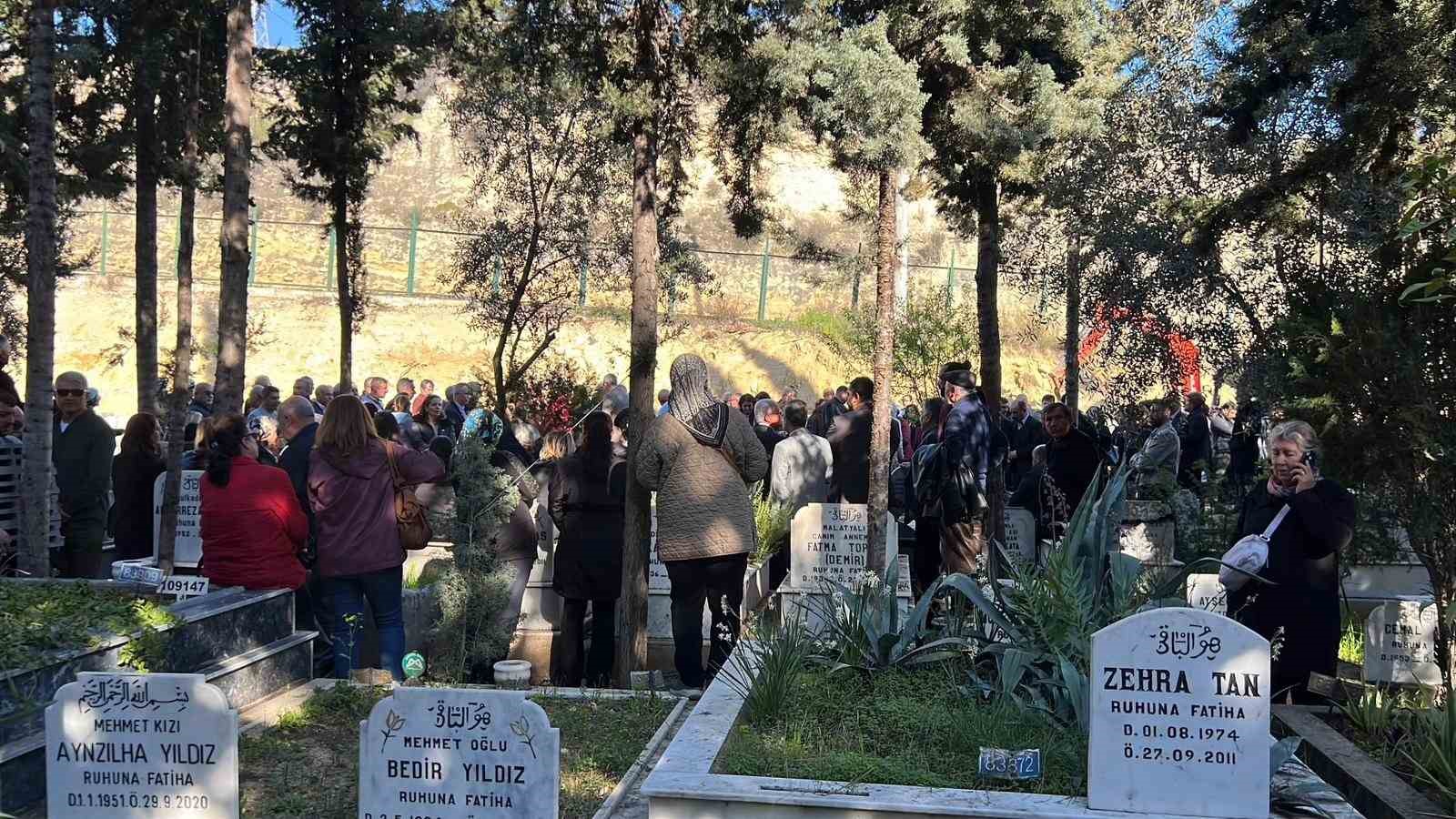 Kocası tarafından &ouml;ld&uuml;r&uuml;len kadın son yolculuğuna uğurlandı
