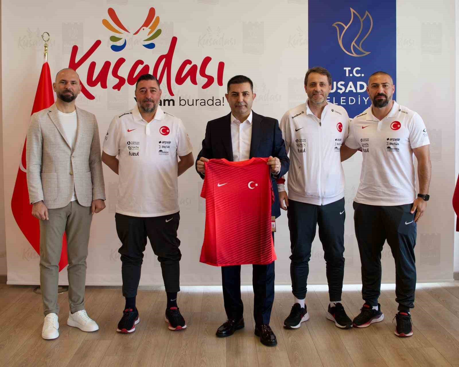 Başkan G&uuml;nel, Plaj Futbolu Milli Takımı&rsquo;nın teknik ve idari kadrosunu ağırladı
