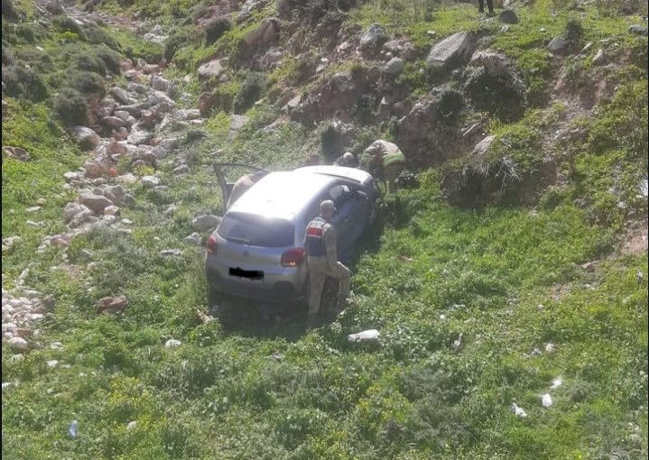 Defne&rsquo;de u&ccedil;urumdan yuvarlanan otomobil s&uuml;r&uuml;c&uuml;s&uuml; yaralandı
