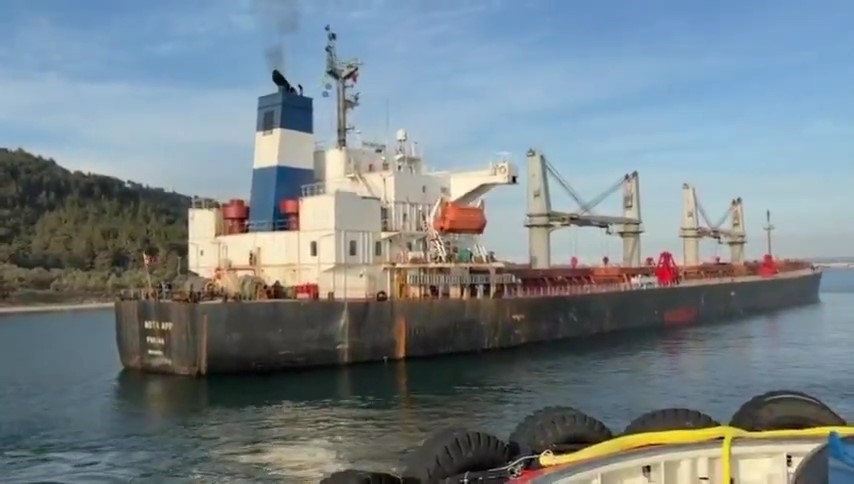 &Ccedil;anakkale Boğazı&rsquo;nda karaya oturan gemi i&ccedil;in kurtarma &ccedil;alışması başladı, boğaz trafiğe kapandı
