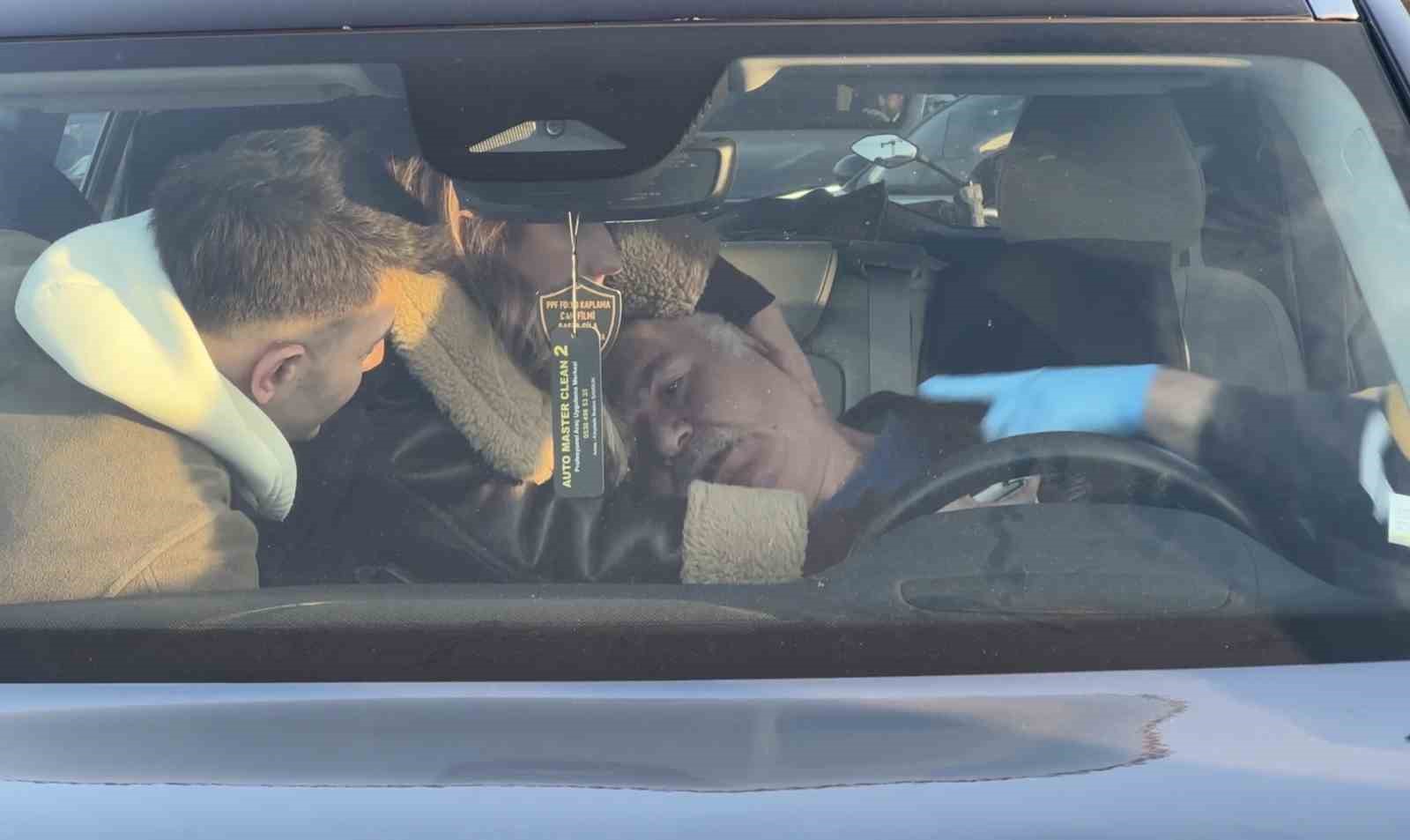 Trafikte direksiyon başında fenalaşan s&uuml;r&uuml;c&uuml; hastaneye kaldırıldı
