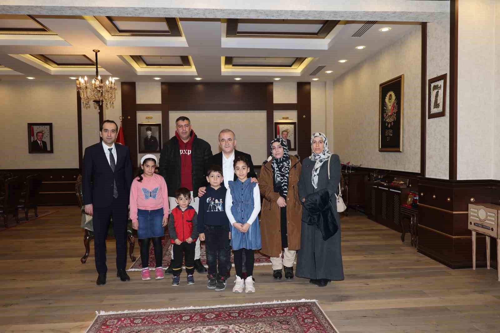 Bayrak n&ouml;beti tutan minik &ouml;ğrenciler Vali Hatipoğlu&rsquo;nun konuğu oldu
