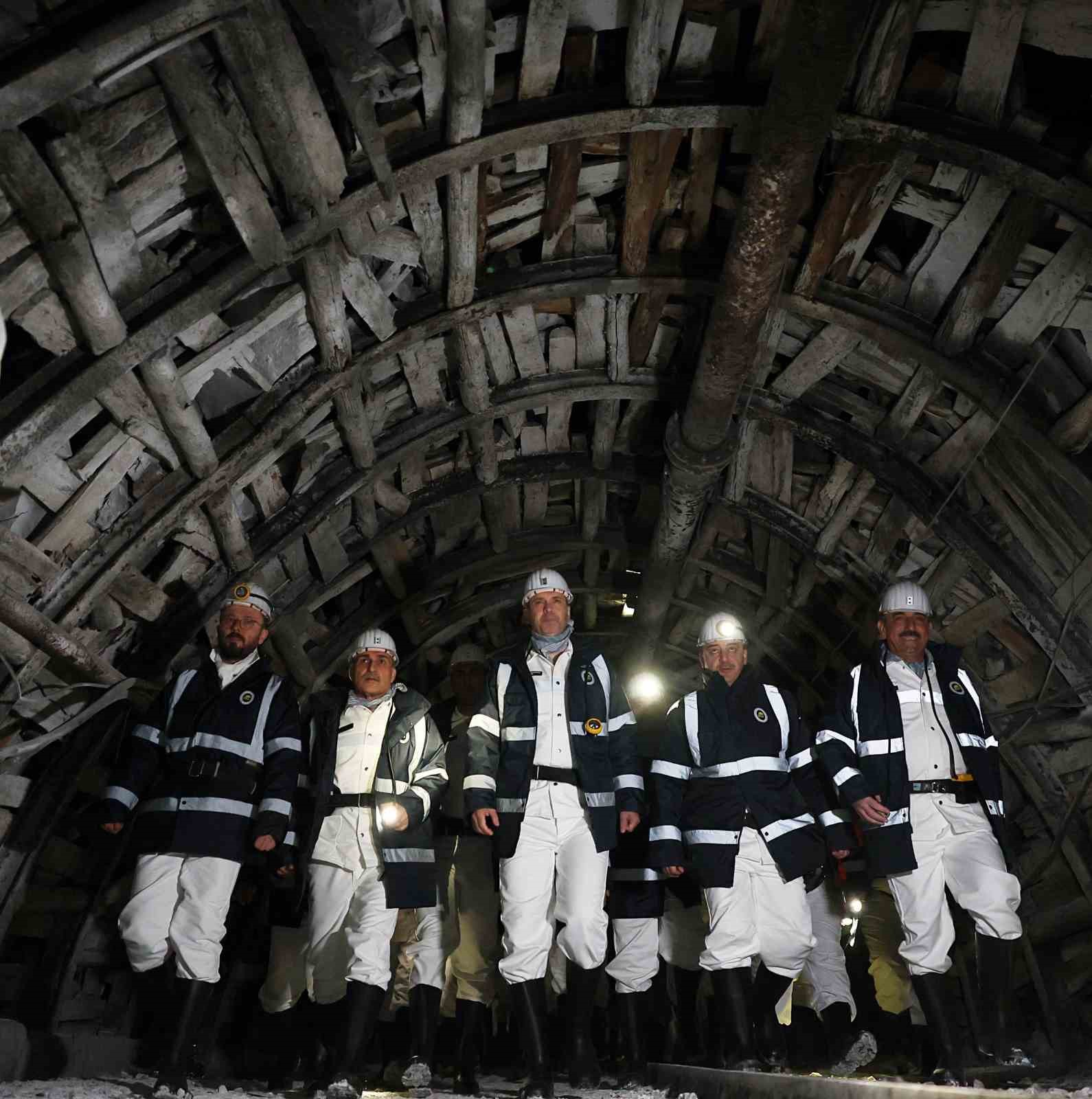 Bakan Bayraktar, madencilerle iftar yaptı 