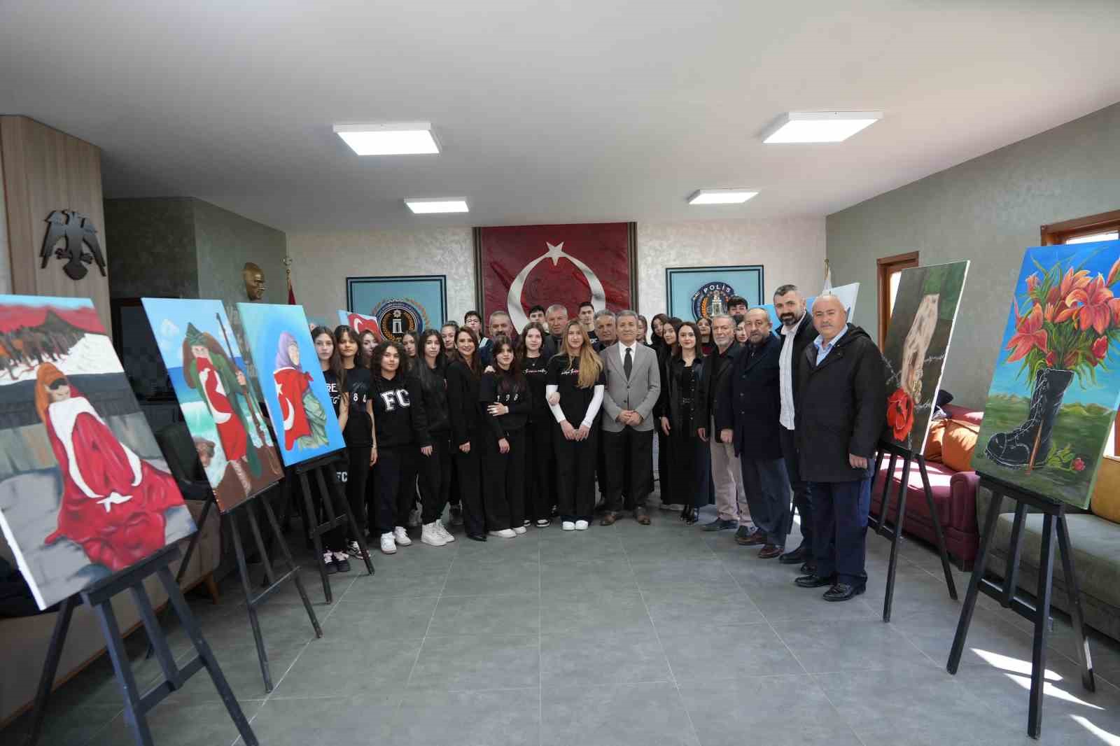 Lise öğrencilerinden Şehitler Günü’ne özel resim sergisi