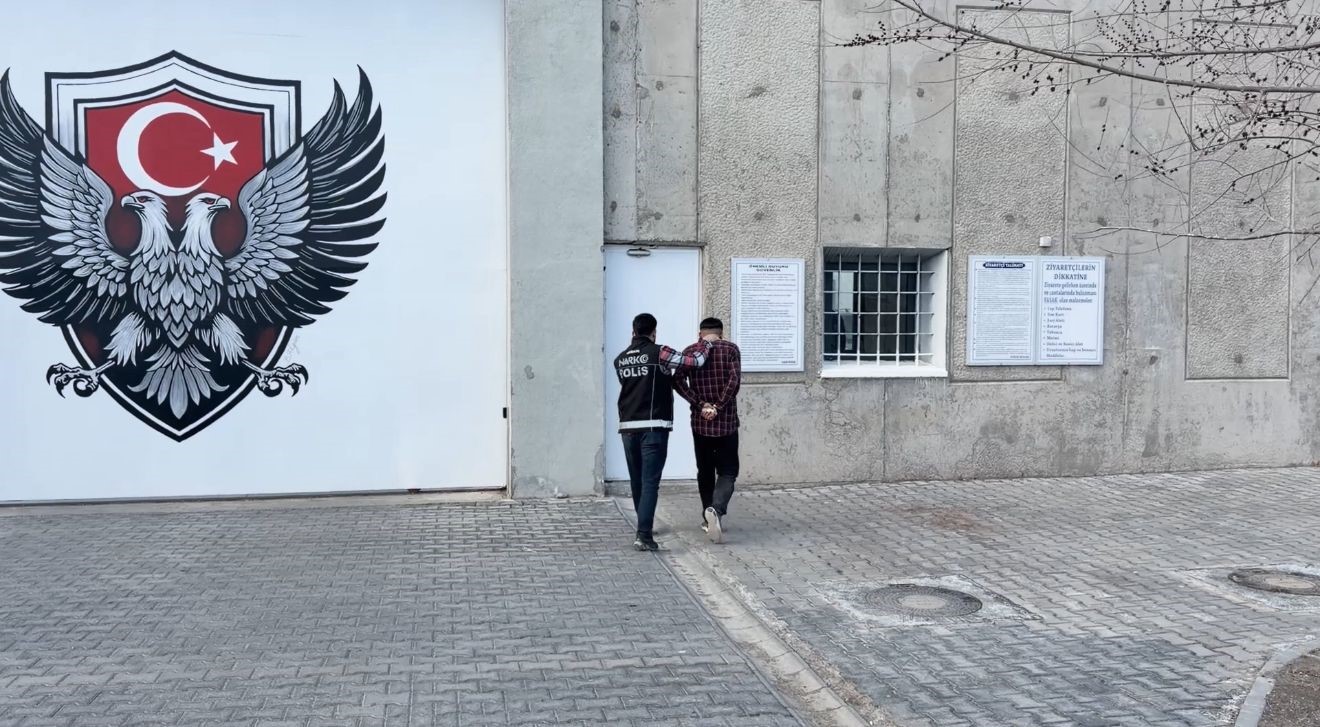 20 yıl 8 ay hapis cezası bulunan şahıs İran sınırında yakalandı