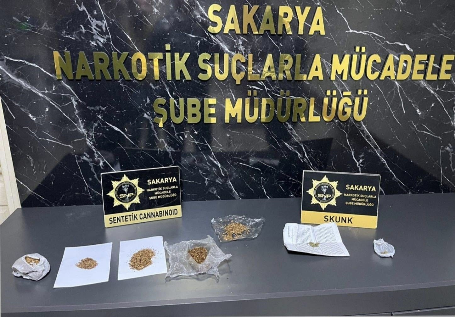 Konum atarak uyuşturucu satan ş&uuml;phelilere su&ccedil;&uuml;st&uuml; operasyon: 2 tutuklama
