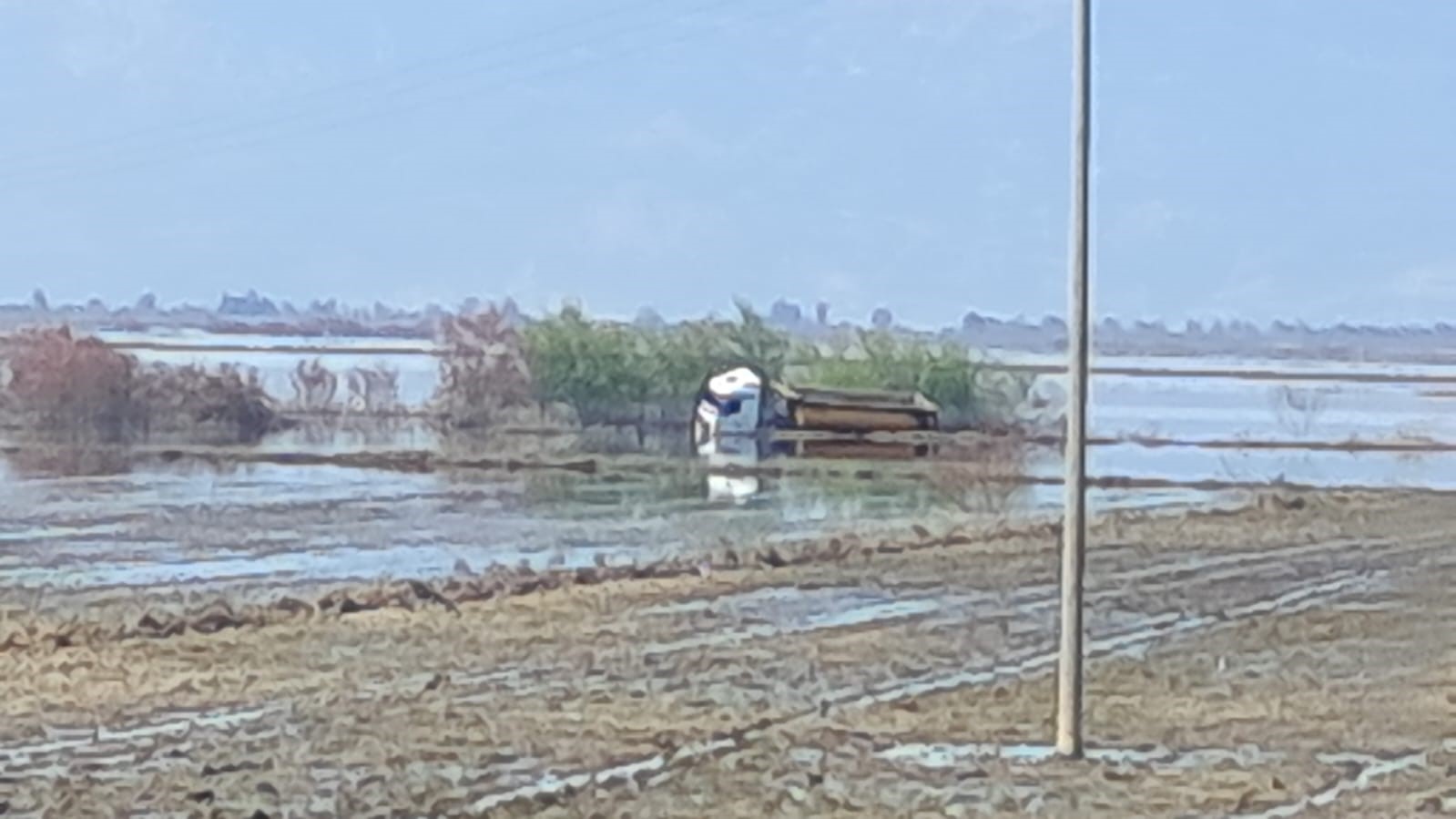 Taşkın sularında mahsur kalan tır sürücüsünü itfaiye ekipleri kurtardı