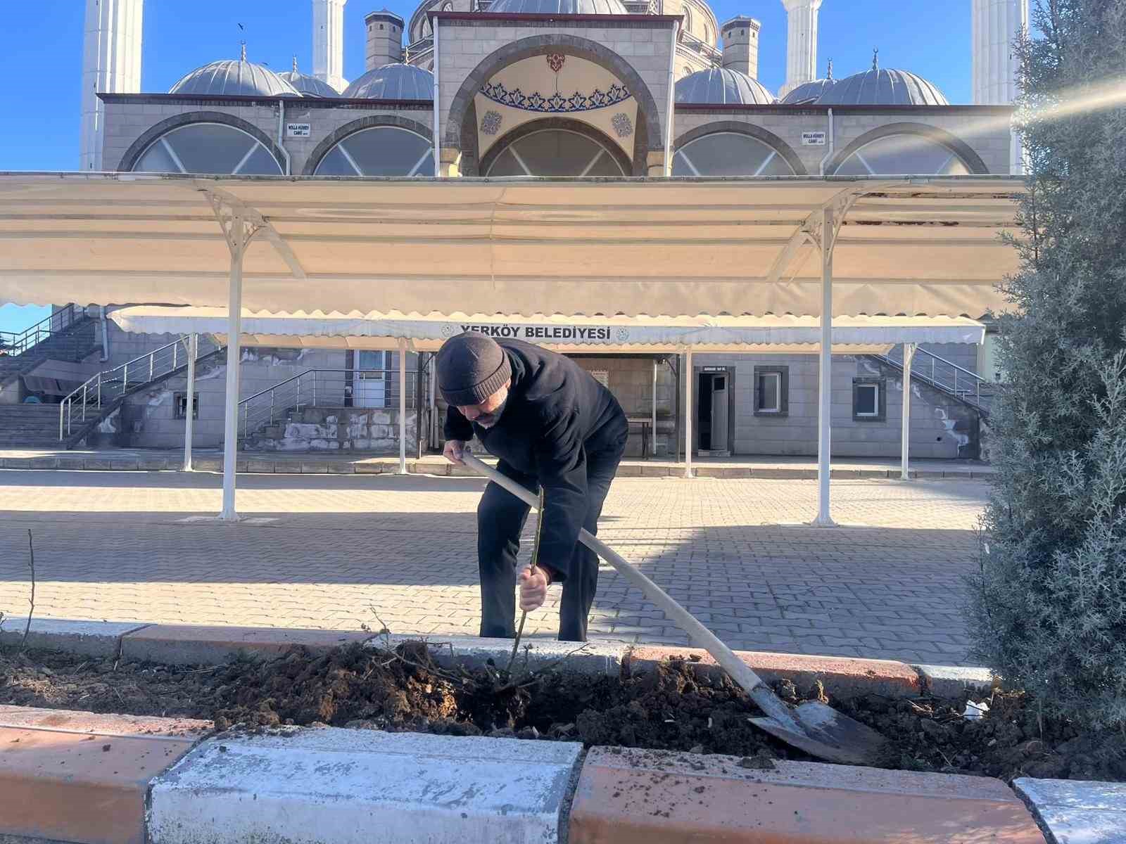 G&ouml;n&uuml;ll&uuml; olarak cami &ouml;n&uuml;ndeki &ccedil;i&ccedil;eklerin bakımını yapıyor
