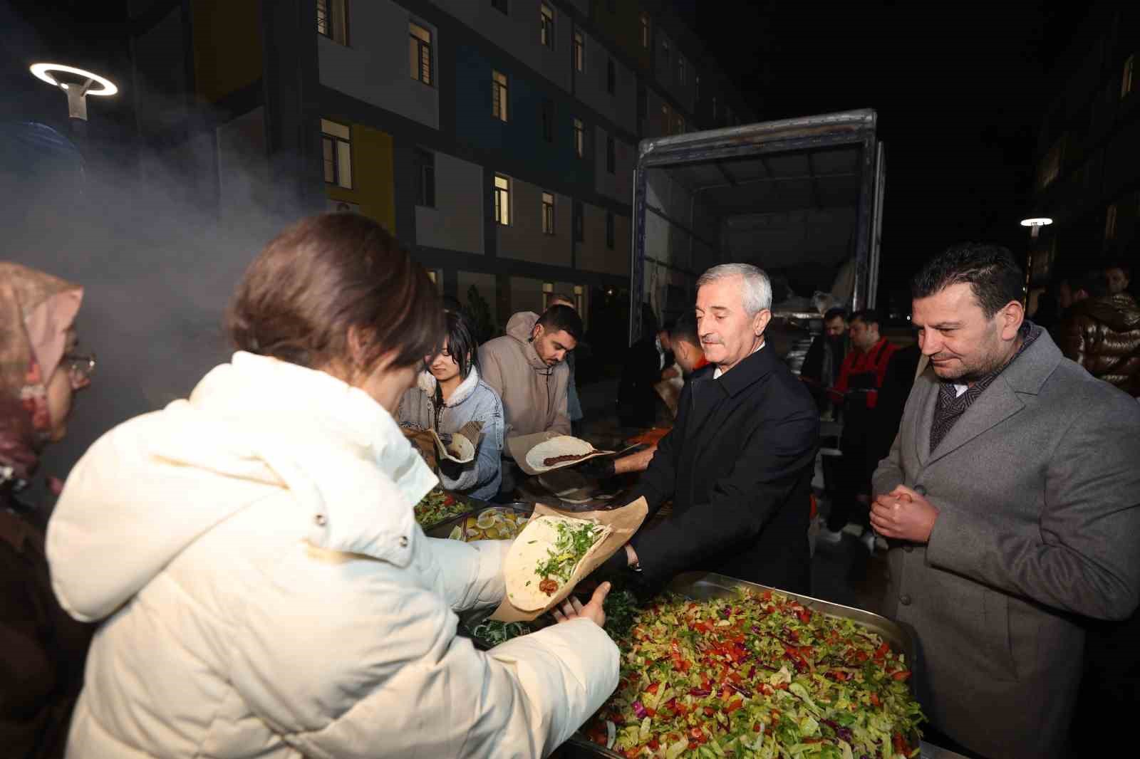 Tahmazoğlu öğrencilerle sahurda buluştu
