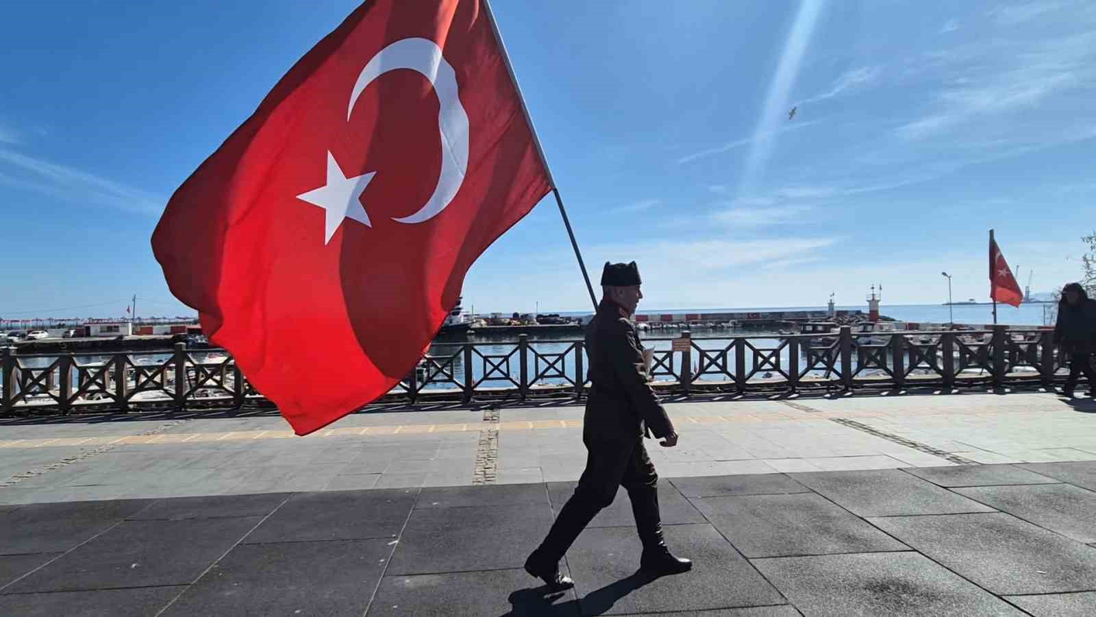 Askeri kıyafeti ve elinde Türk bayrağıyla İstanbul’dan Çanakkale’ye yürüyor