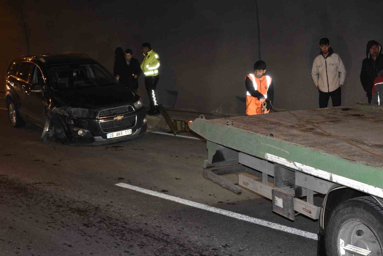 T&uuml;nelde kaza, 2 kişi yaralandı
