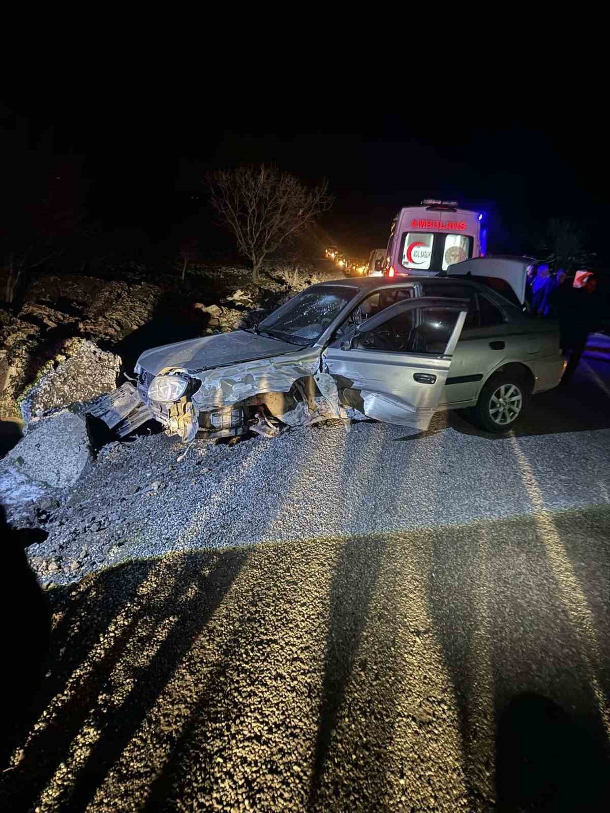 Diyarbakır&rsquo;da minib&uuml;s ile otomobil &ccedil;arpıştı: 1 yaralı
