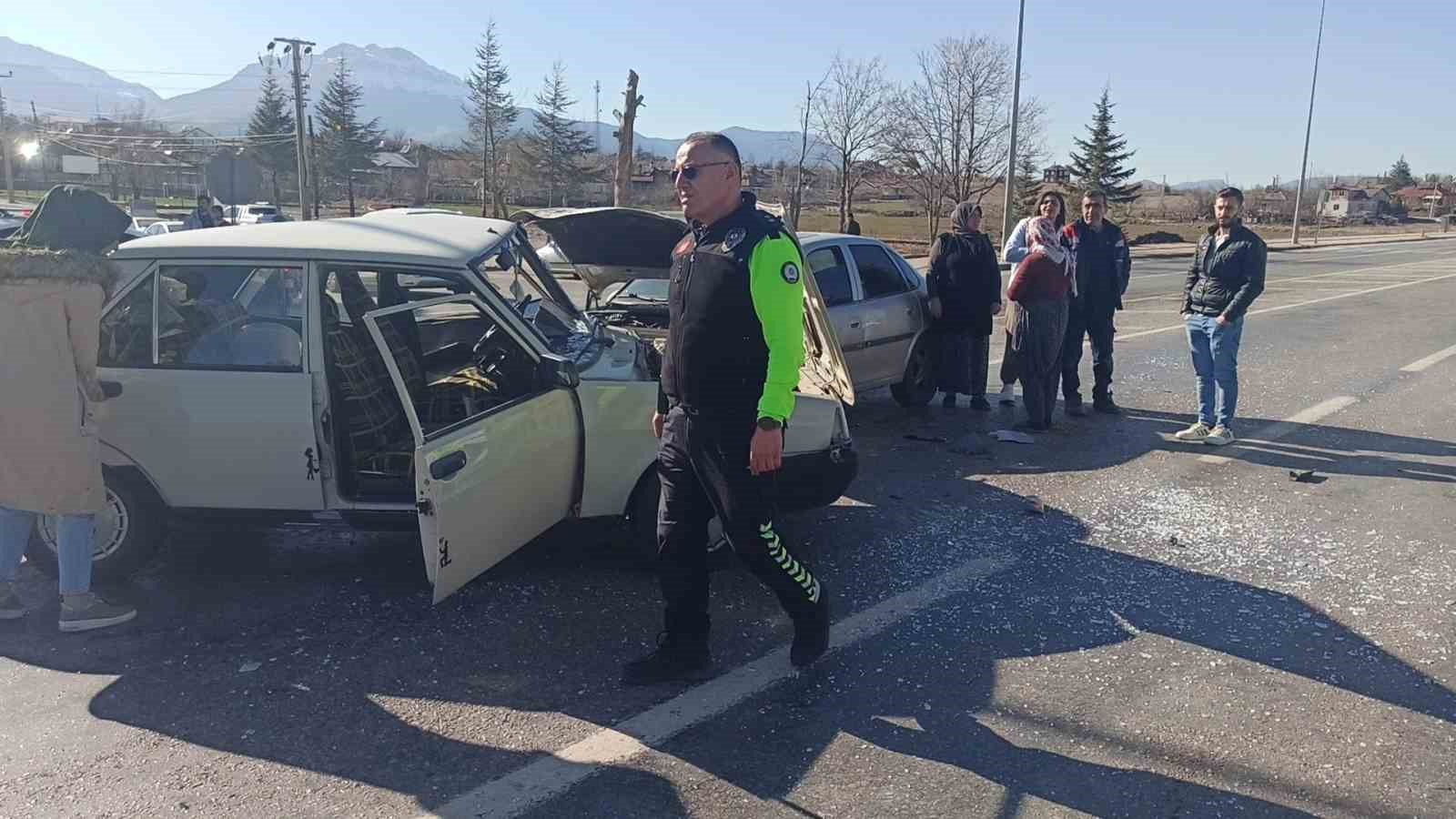 Seydişehir&rsquo;de otomobiller &ccedil;arpıştı: 2 yaralı
