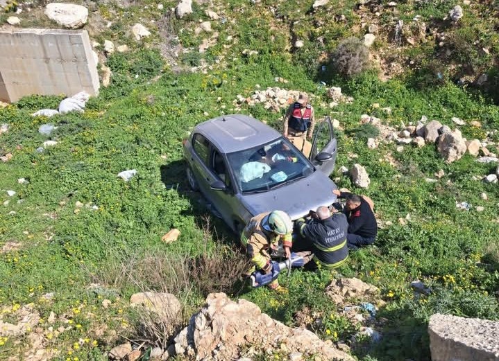 Defne’de uçurumdan yuvarlanan otomobil sürücüsü yaralandı