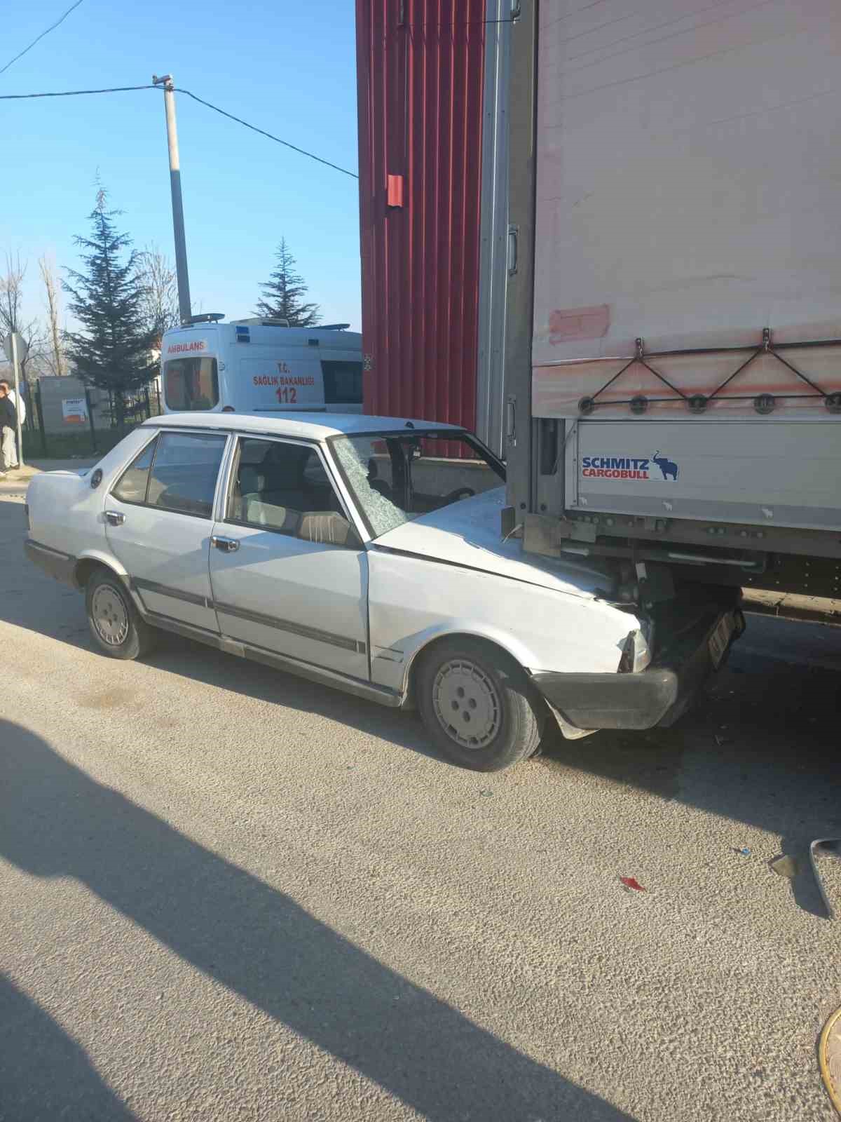 Bursa&rsquo;da otomobil park halindeki tırın altına girdi: 1 yaralı
