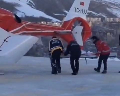 Bah&ccedil;esaray&rsquo;daki minik hasta helikopter ambulansla Van&rsquo;a sevk edildi
