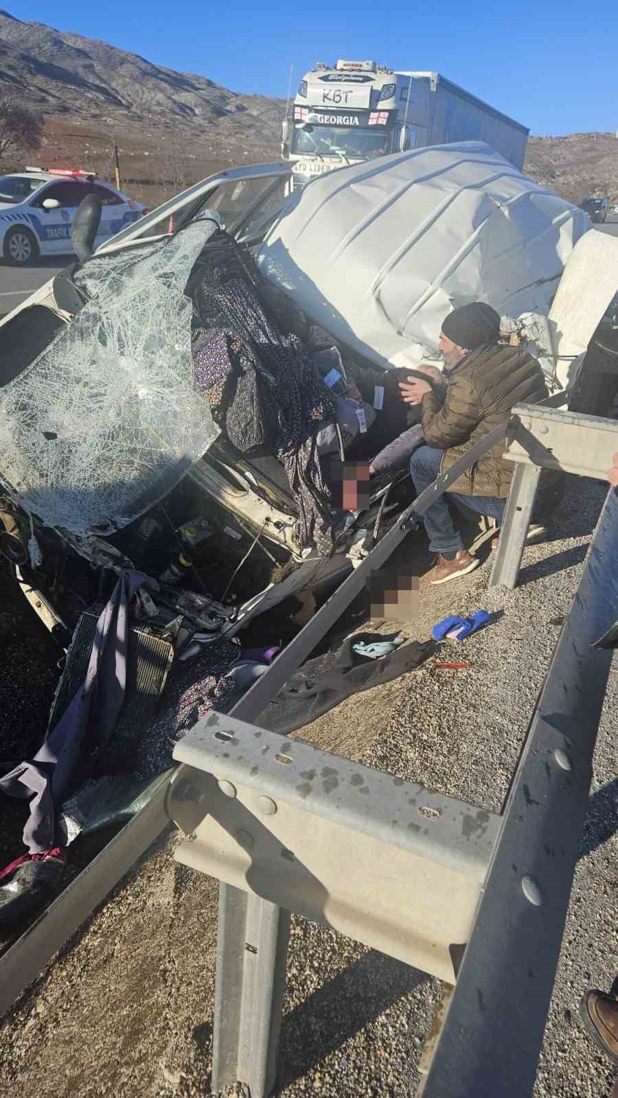 Sivas’ta ticari araç bariyere çarptı: 1 yaralı