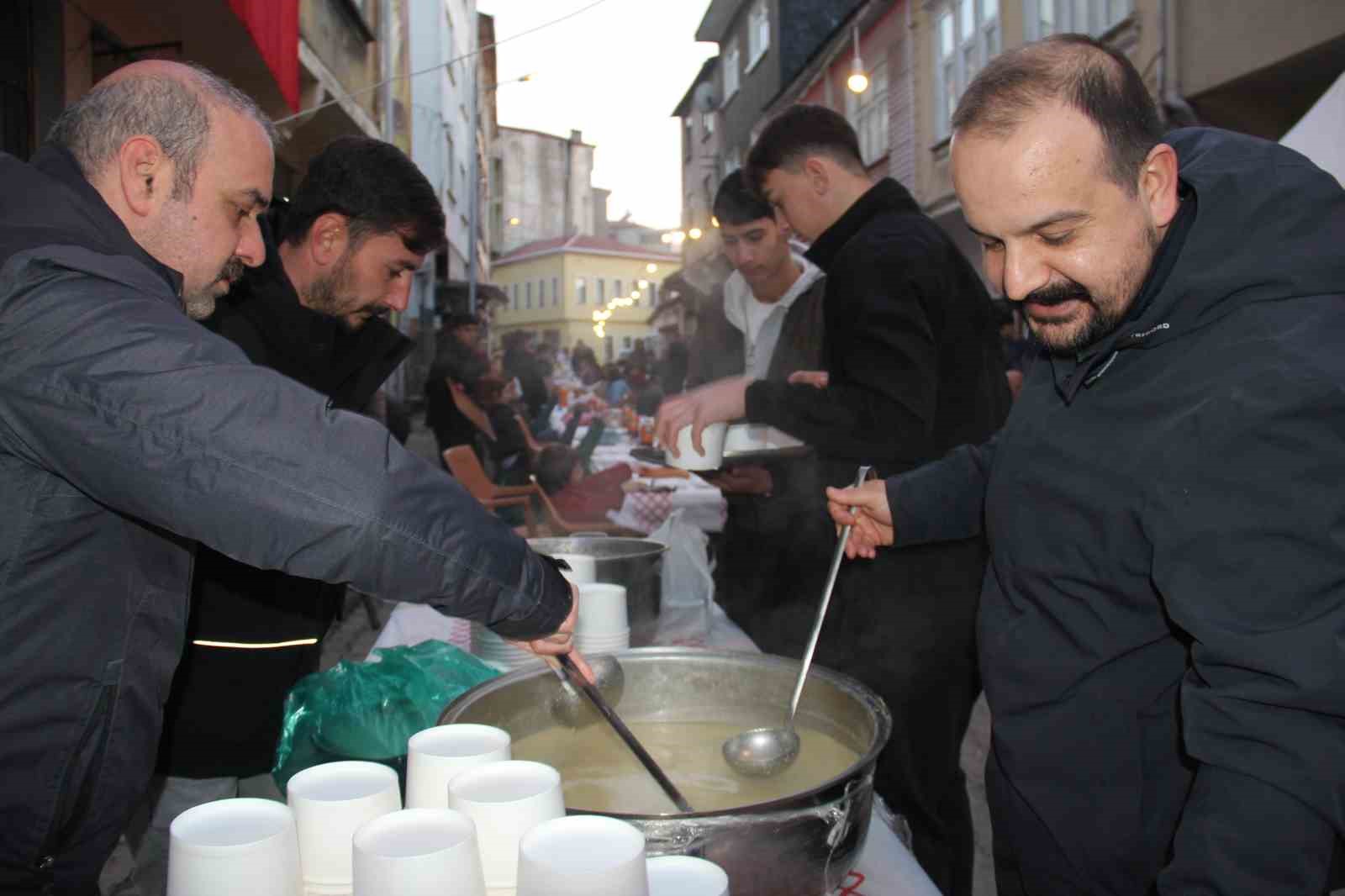 Tarihi sokakta paylaşım sofrası
