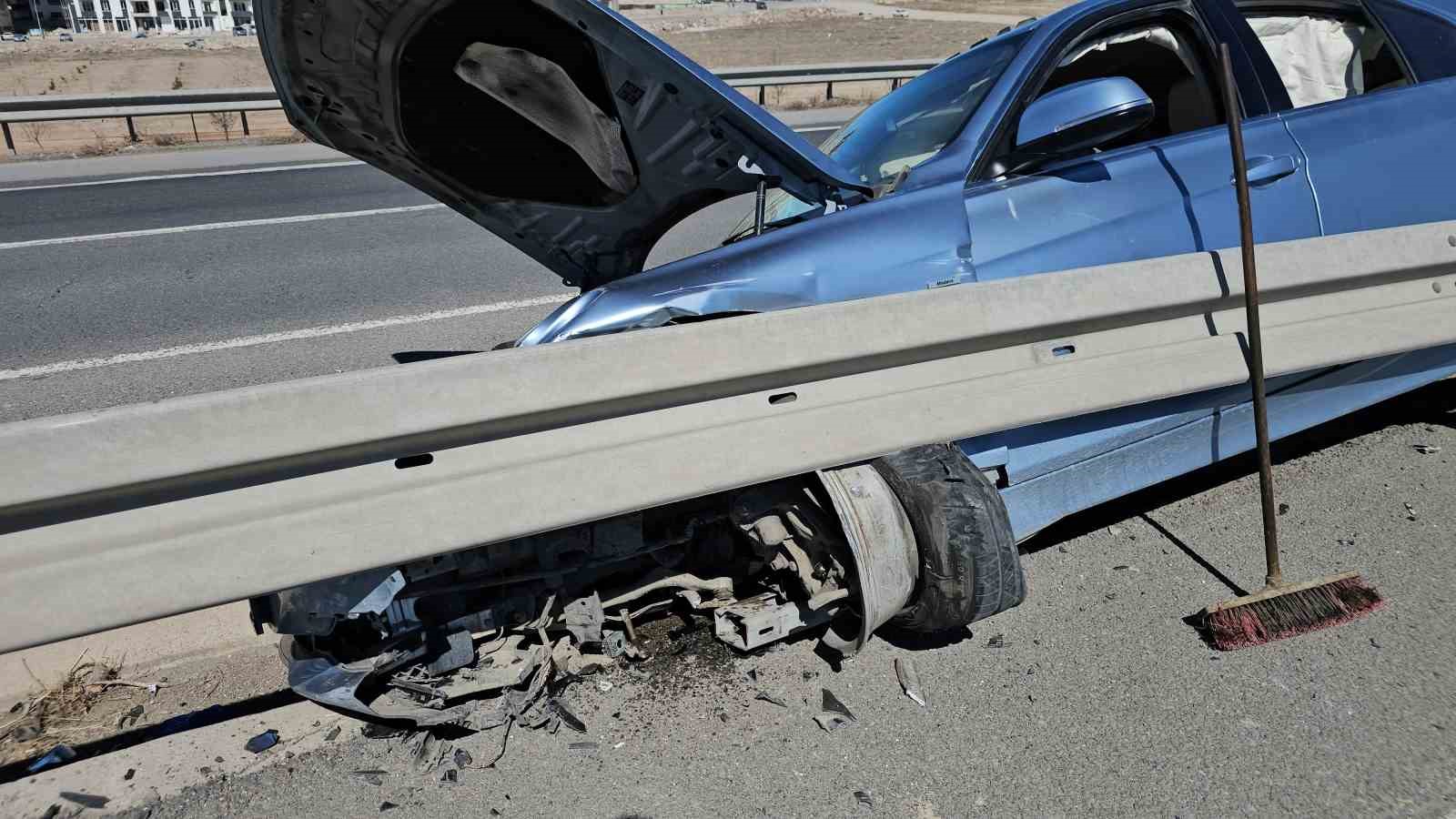 Otomobil ref&uuml;je &ccedil;arptı, ara&ccedil;ta sıkışan s&uuml;r&uuml;c&uuml;y&uuml; itfaiye kurtardı
