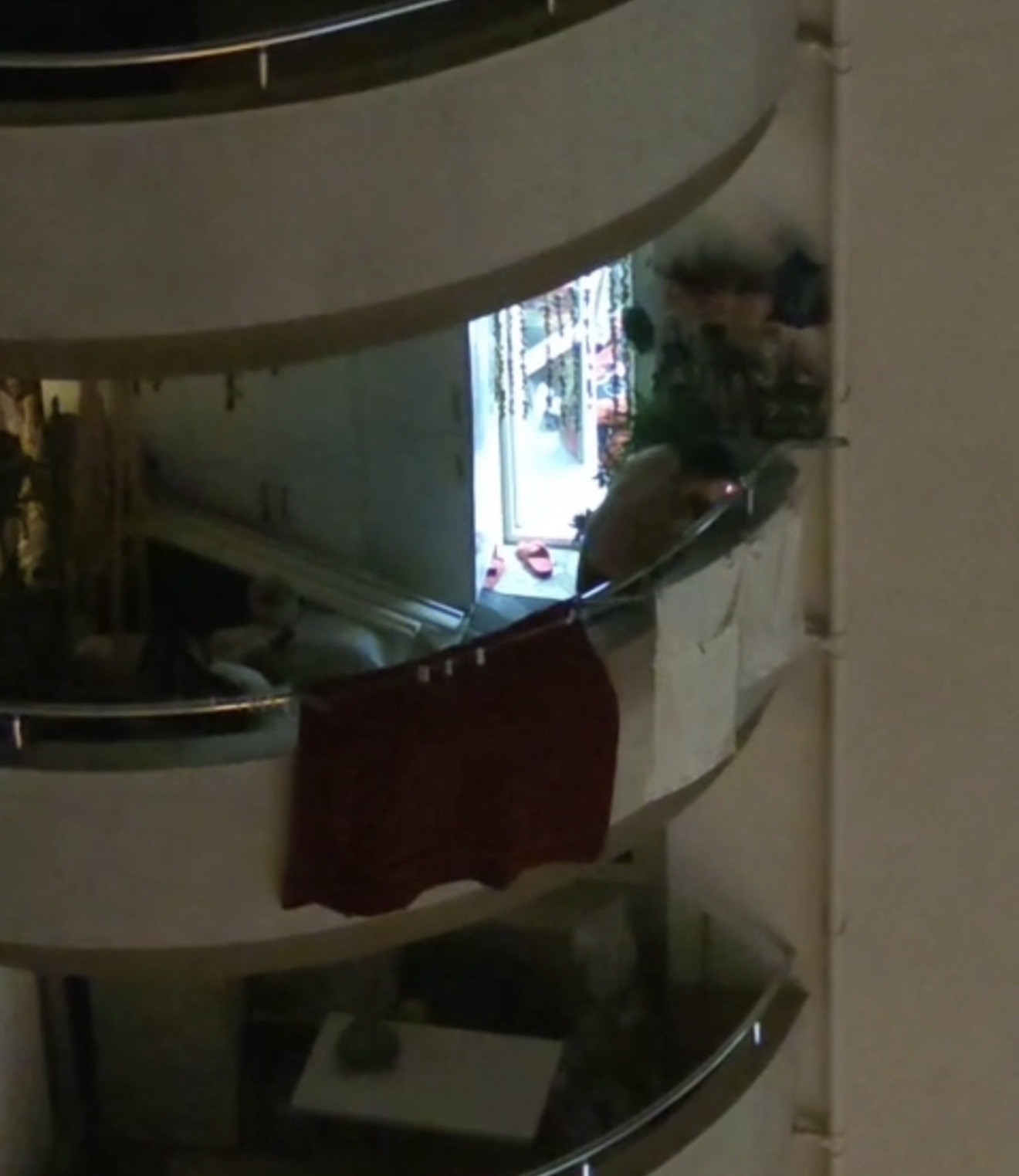 Adana&rsquo;da bir gen&ccedil; elindeki kolonya şişesiyle dehşet sa&ccedil;tı: "Kendimi ve evi yakacağım"
