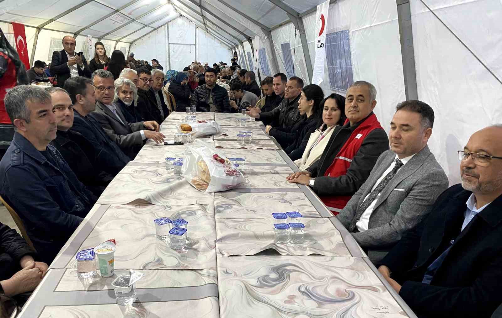 Kızılay&rsquo;ın iftar &ccedil;adırı Alaşehir&rsquo;de dayanışmanın simgesi oldu
