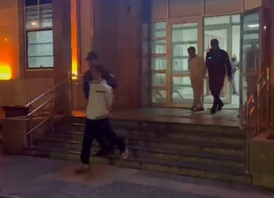 Firari h&uuml;k&uuml;ml&uuml; baba ve iki oğlu yakalandı
