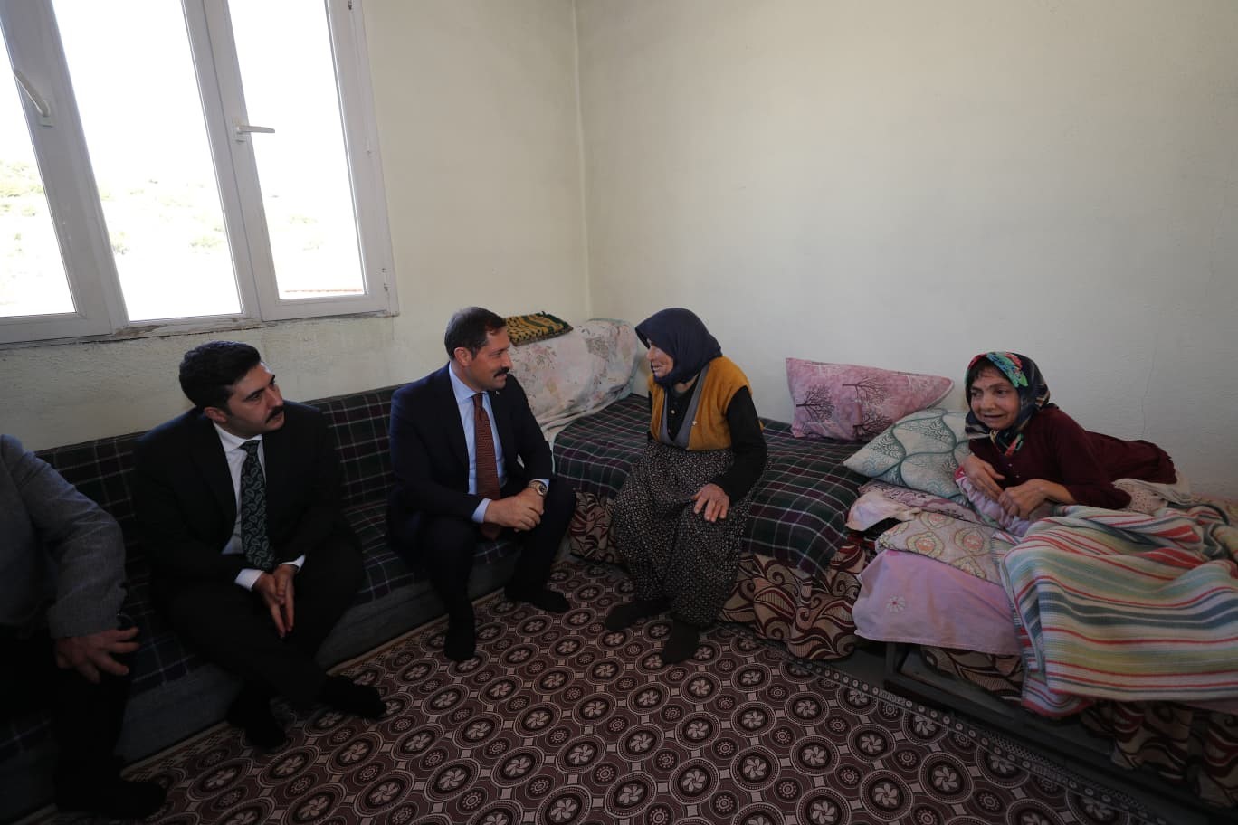 Merhametiyle T&uuml;rkiye&rsquo;ye &ouml;rnek olan 80 yaşındaki anne ve &ouml;mr&uuml;n&uuml; adadığı 61 yaşındaki engelli kızının Vali&rsquo;yle sohbetleri y&uuml;rekleri ısıttı
