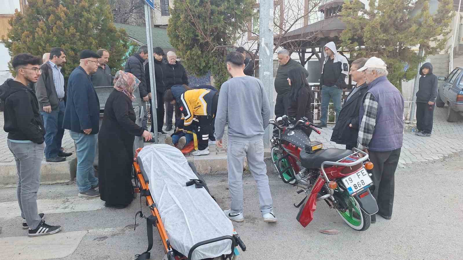 &Ccedil;orum&rsquo;da minib&uuml;s ile motosiklet &ccedil;arpıştı: 1 yaralı
