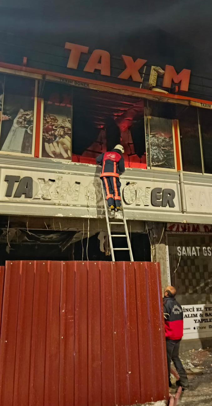 Van&rsquo;da d&ouml;nerci d&uuml;kkanında korkutan yangın
