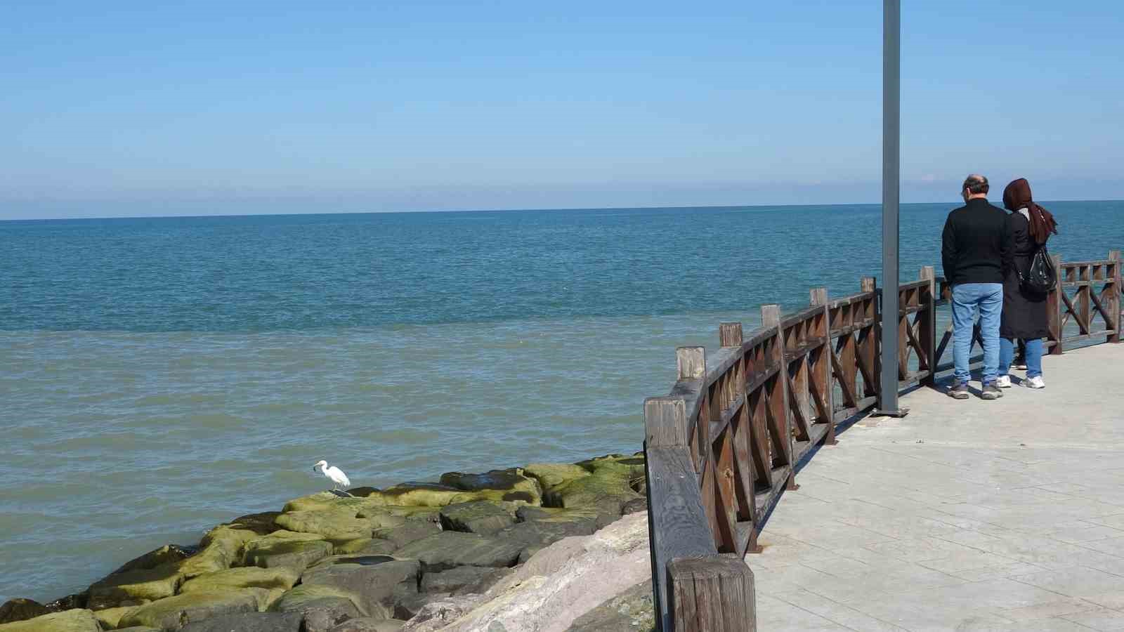 Ordu&rsquo;da eriyen kar suları denizin rengini değiştirdi
