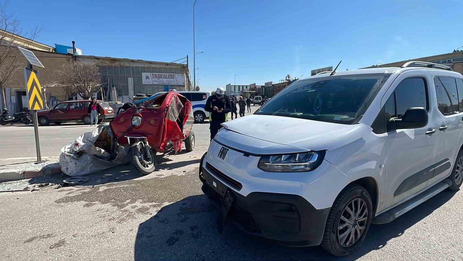 Karaman&rsquo;da bir kişinin ağır yaralandığı kaza anı kamerada
