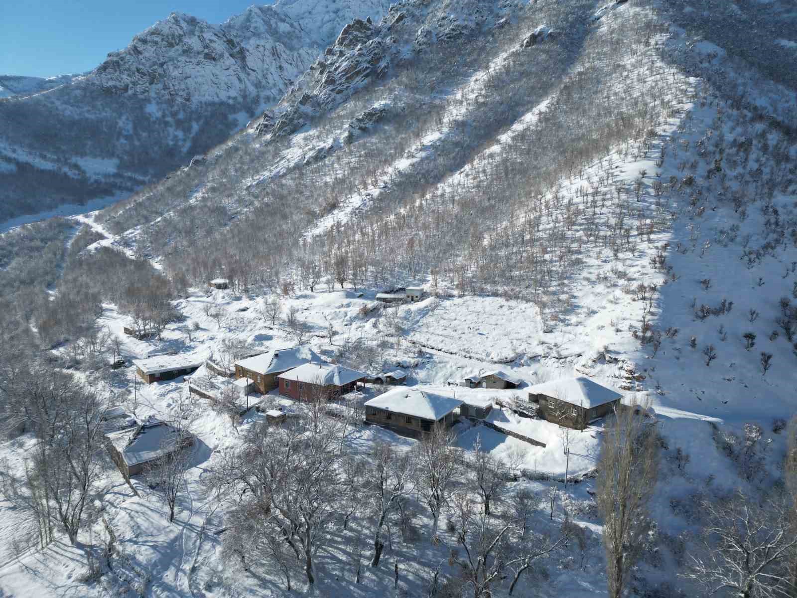 Şırnak&rsquo;ta kar sonrası dağlar beyaza b&uuml;r&uuml;nd&uuml;
