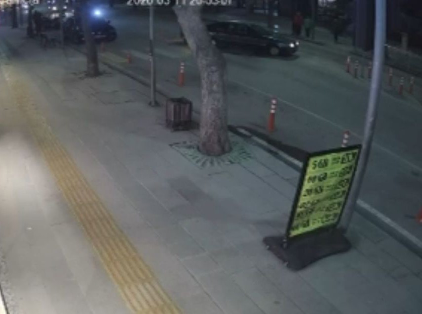 Aniden duran otomobile motosiklet &ccedil;arptı: 1 yaralı
