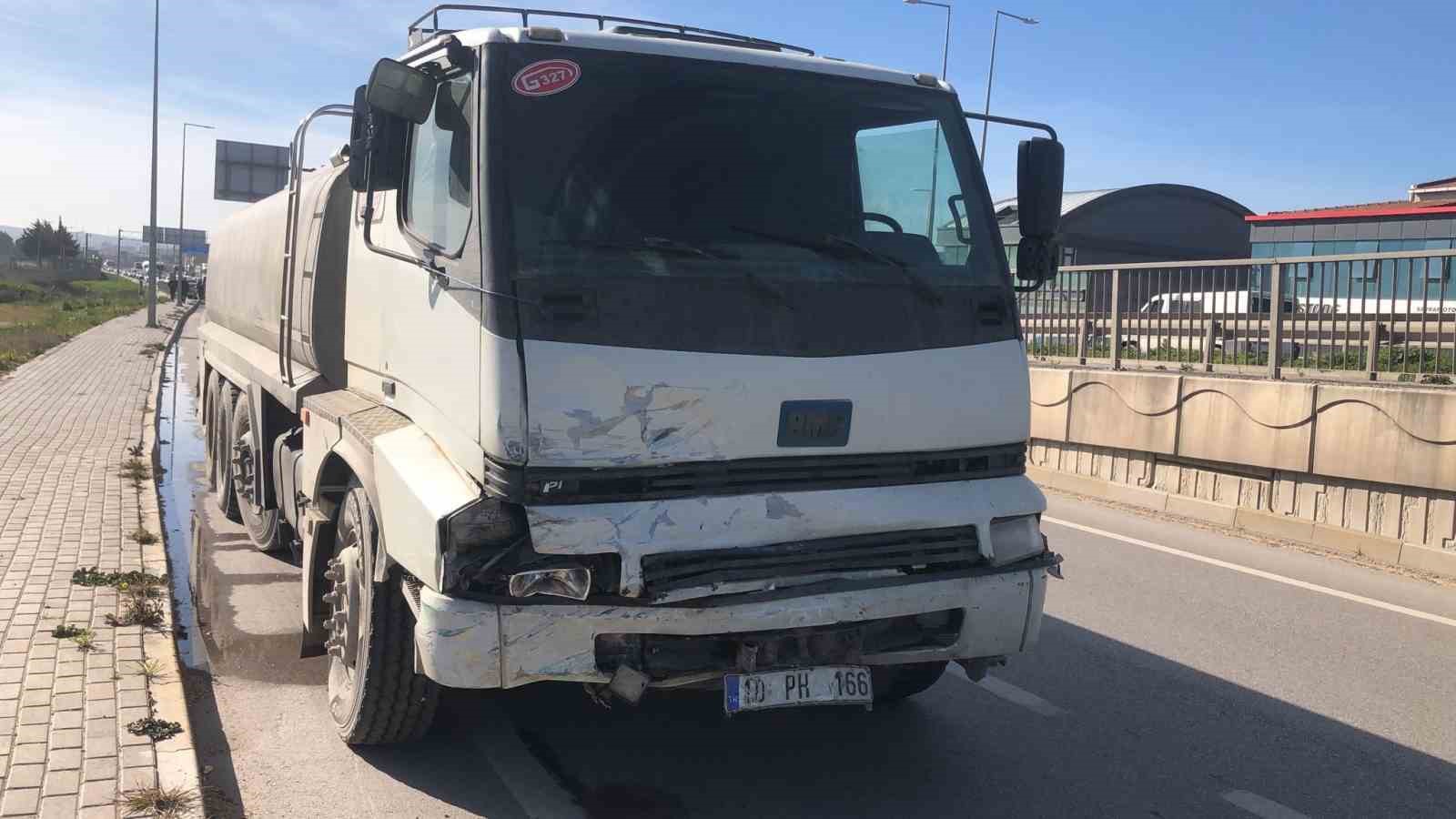 Ref&uuml;je &ccedil;arpıp karşı şeride savrulan otomobil su tankerine &ccedil;arptı: S&uuml;r&uuml;c&uuml; ağır yaralı
