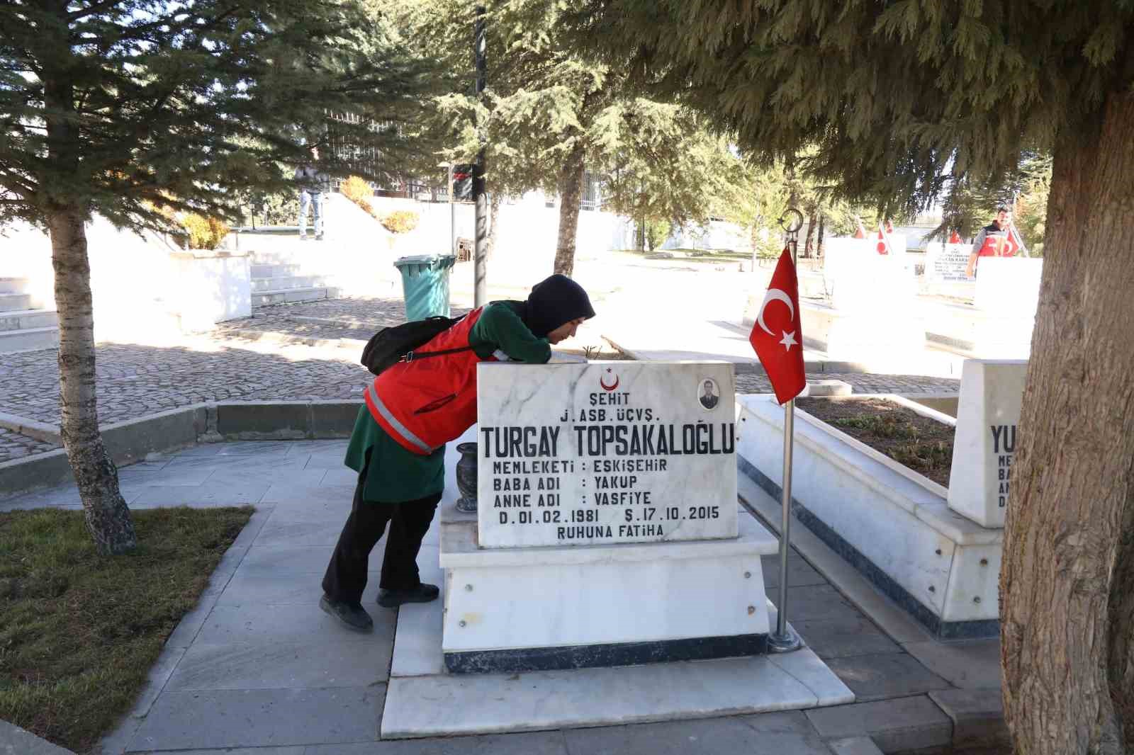 Şehit kabirleri bayram ve anma g&uuml;n&uuml;ne hazır
