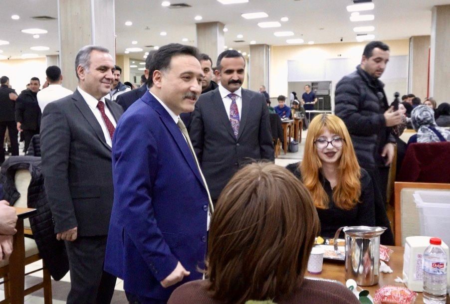 Vali G&ouml;kmen &Ccedil;i&ccedil;ek, ER&Uuml; &ouml;ğrencileri ile iftar yaptı
