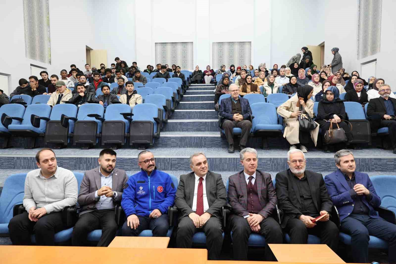 Rekt&ouml;r Prof. Dr. Altun, &ouml;ğrencilerle kitap tahlili yaptı
