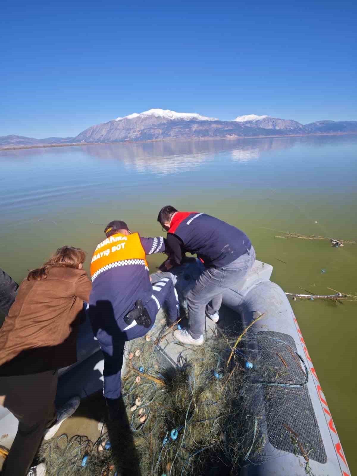 Işıklı Barajında ka&ccedil;ak avcılığa ge&ccedil;it yok 5 bin metre ağ ele ge&ccedil;irildi
