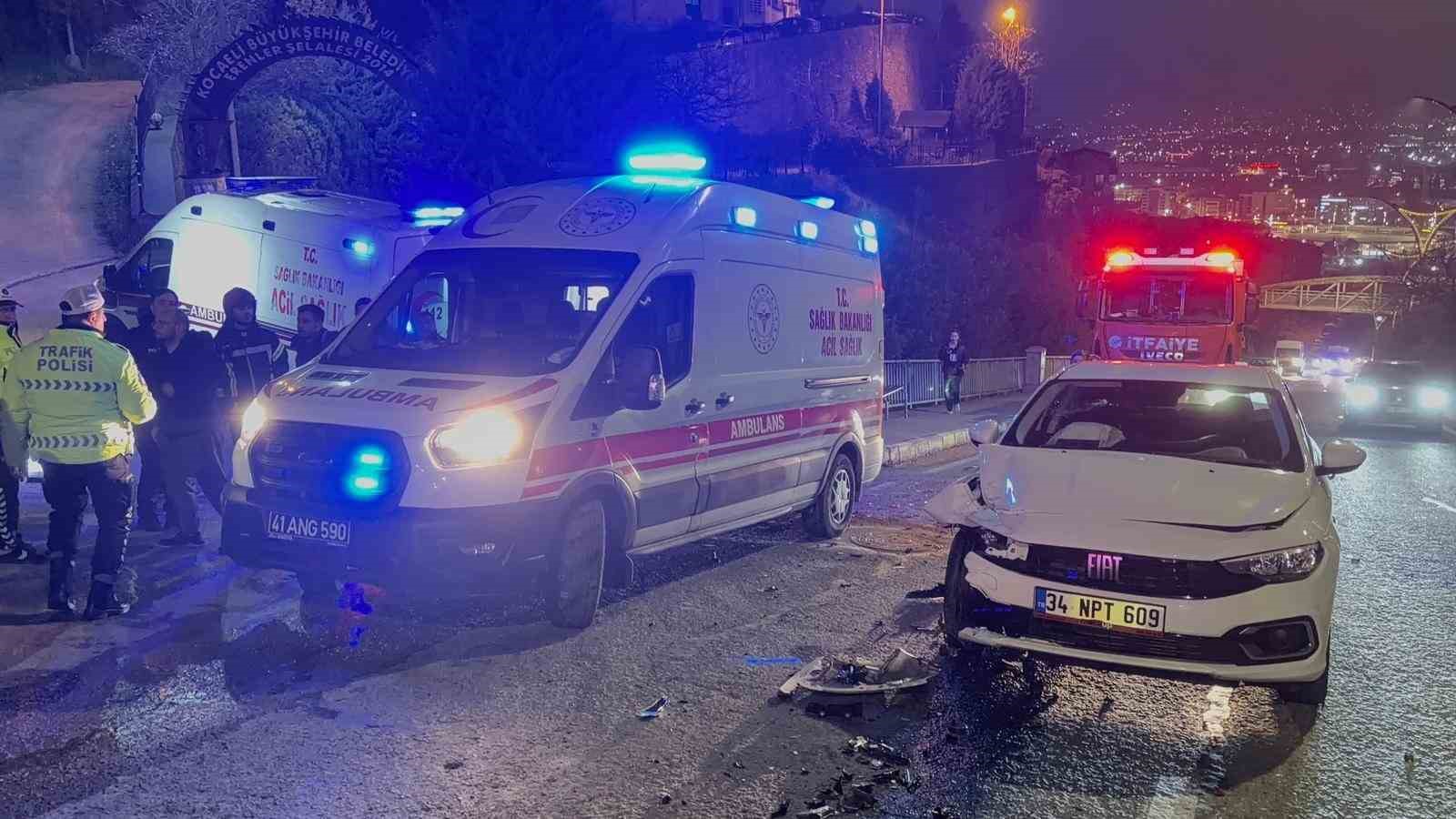 Takla atan otomobilde 2 kişi yaralandı, diğer s&uuml;r&uuml;c&uuml; ka&ccedil;tı
