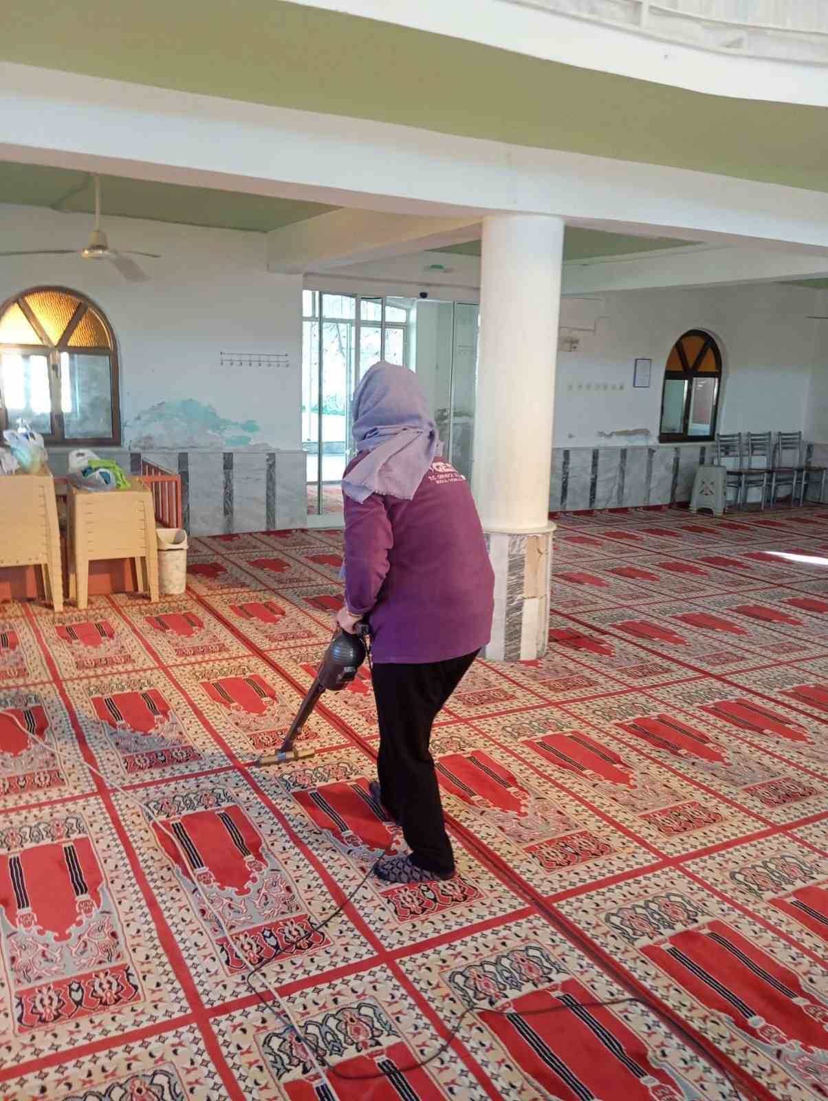 Germencik&rsquo;te vatandaşların ibadeti i&ccedil;in camilerde temizlik s&uuml;r&uuml;yor
