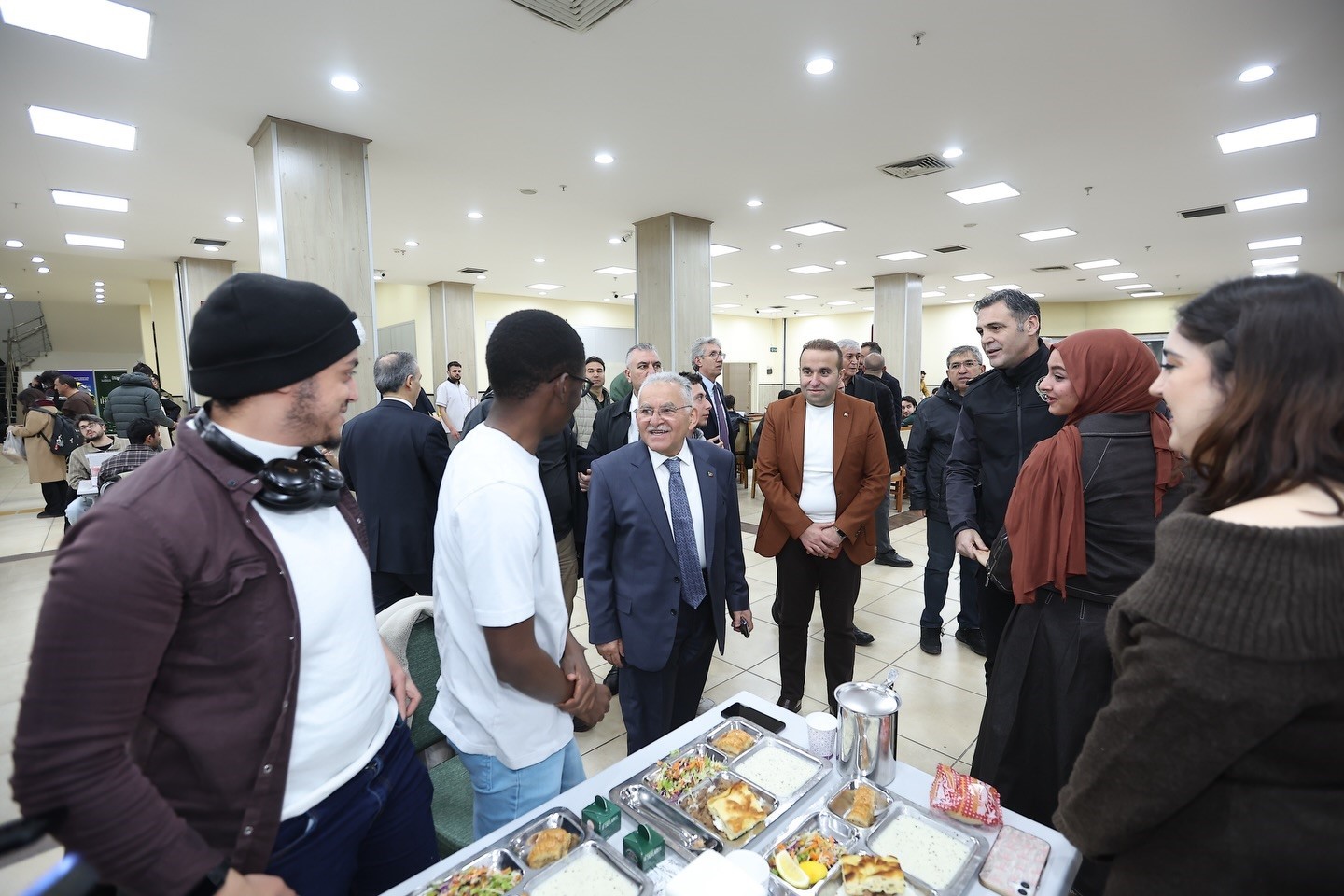 B&uuml;y&uuml;kkılı&ccedil;, &ouml;ğrenciler ve siyasi parti temsilcileri ile iftar sofralarında buluştu
