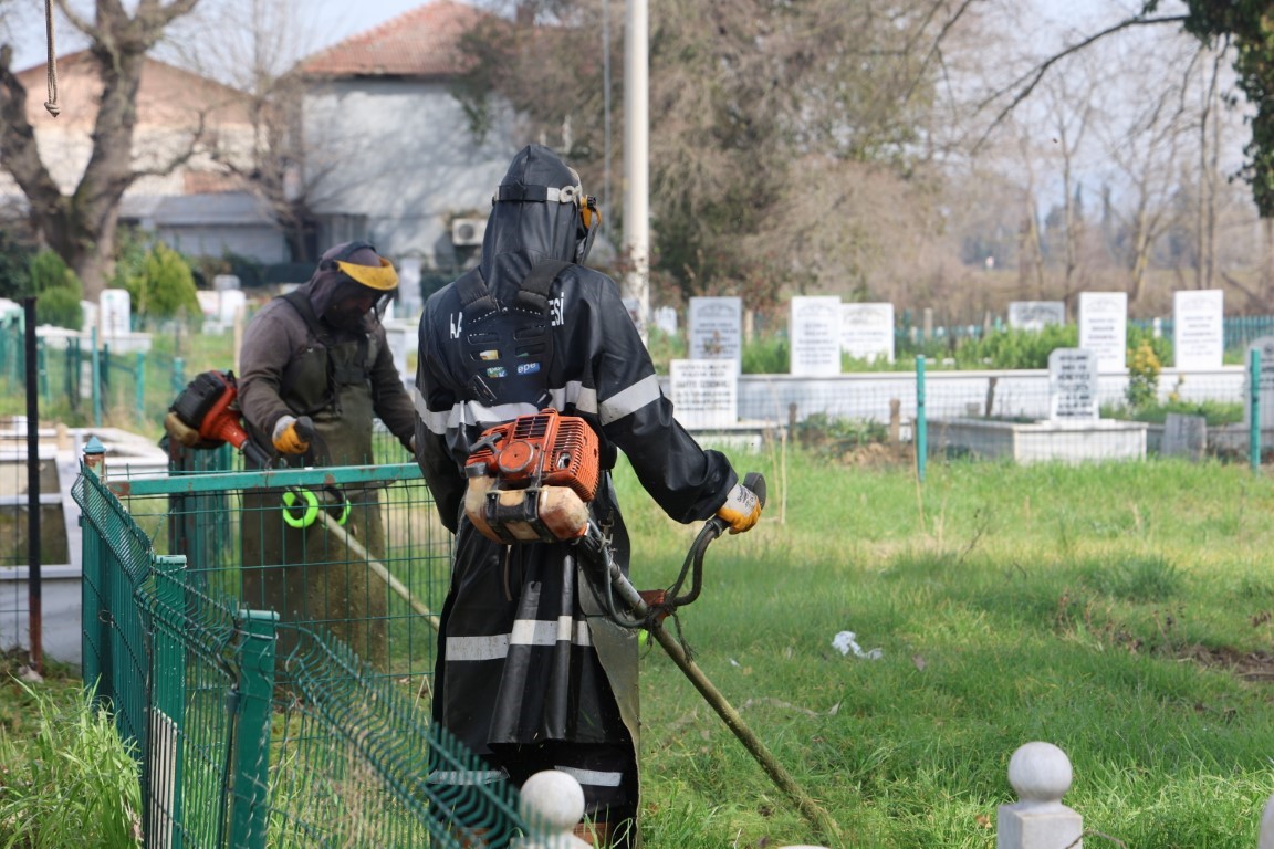 Kartepe&rsquo;de bayram &ouml;ncesi mezarlıklarda temizlik &ccedil;alışması
