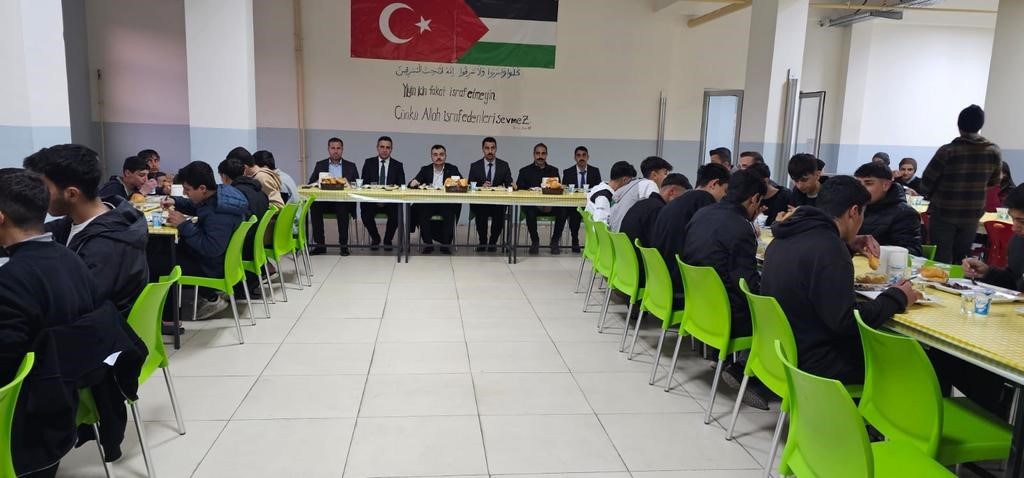 Dicle Kaymakamı Mustafa Atış, lise &ouml;ğrencileriyle iftarda bir araya geldi
